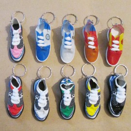 جاکلیدی کفش فوتبال در رنگ‌های متنوع