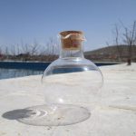 بطری شیشه ای رنگی طرح انار جذاب و زیبا برای دکوری و تزئینی