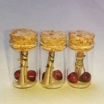 جار شیشه ای کوچک مدل استوانه ای سایز 4 سانتی متر چوب پنبه دار زیبا و ظریف برای گیفت جشن و مراسم