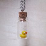 بطری شیشه ای کوچک مدل مینی با درب چوب پنبه ای حجم 1 سی سی برای آویز و گردنبند بطری