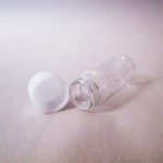 بطری شیشه ای کوچک درب پیچی10میل با درب پلاستیکی با کیفیت