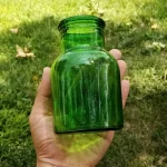 گلدان شیشه ای سبز طرح دکوری کلاسیک